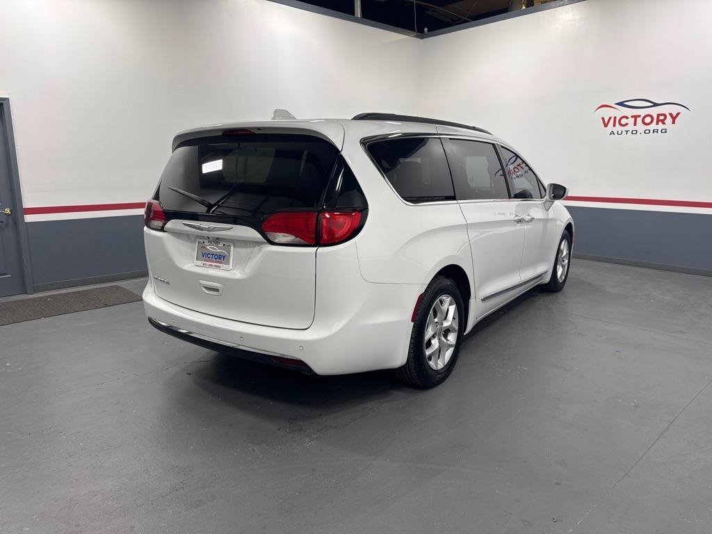 Used 2017 Chrysler Pacifica Touring-L w/ Tire & Wheel Group FWD image 3