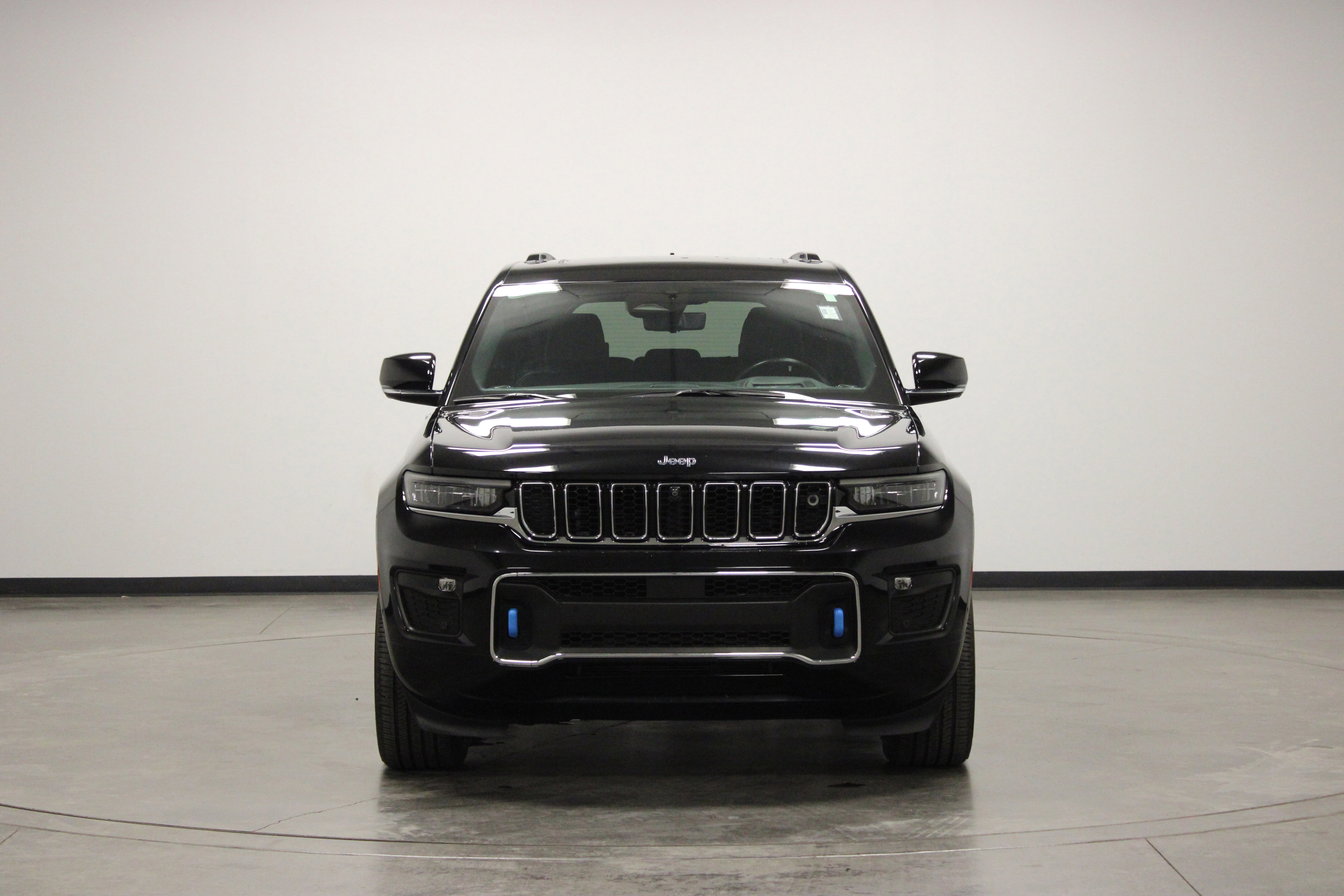 Used 2023 Jeep Grand Cherokee Overland w/ Advanced Protech Group III AWD/4WD image 3