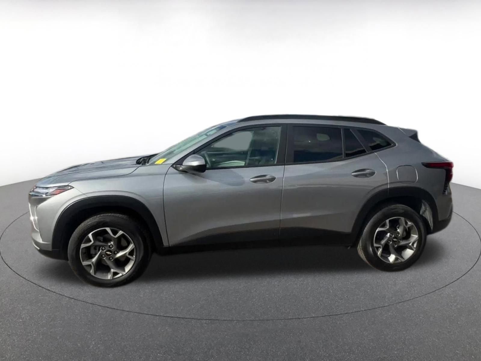 Used 2025 Chevrolet Trax LT FWD image 9