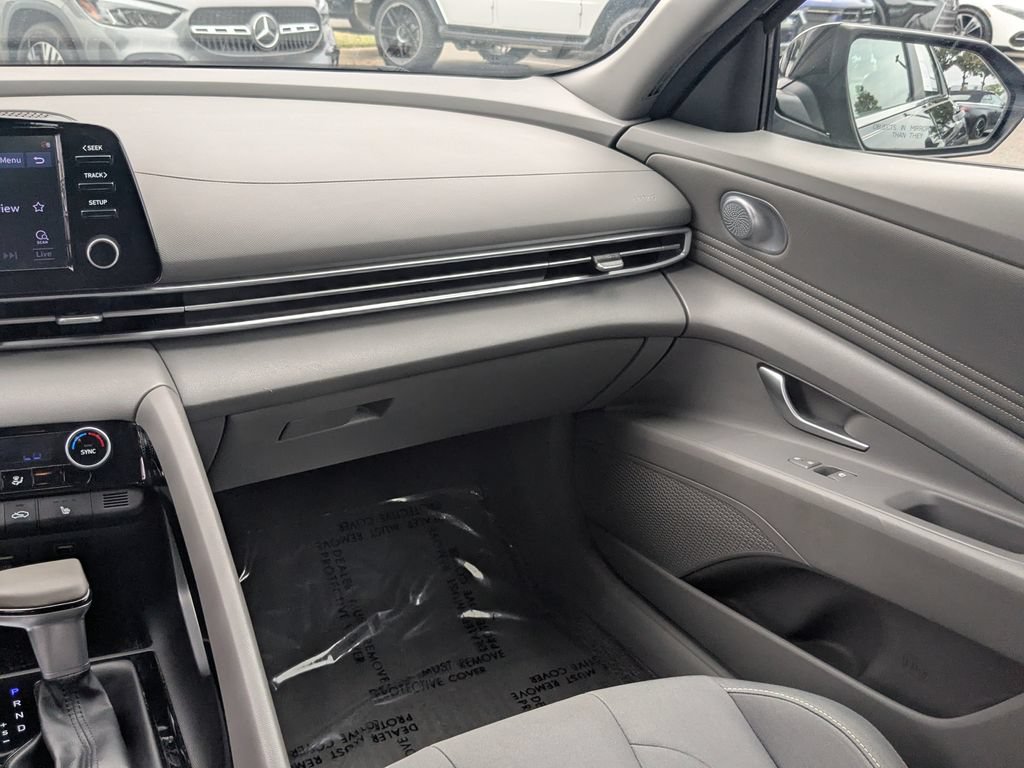 Used 2021 Hyundai Elantra SEL w/ Convenience + Premium Package FWD image 4