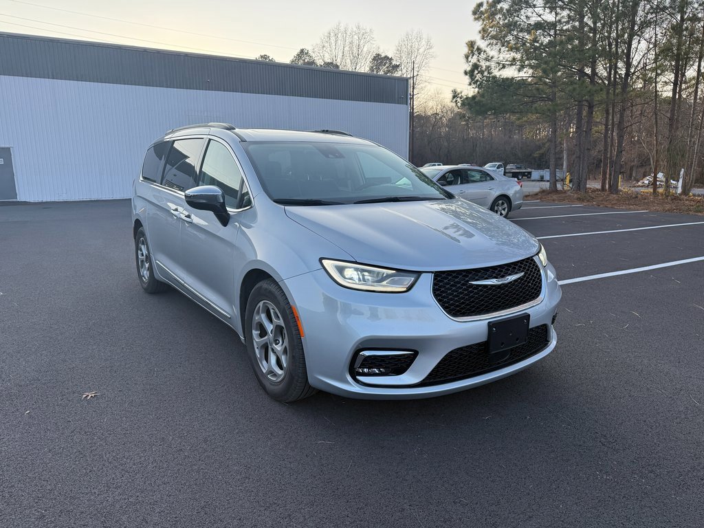 Used 2023 Chrysler Pacifica Limited w/ Uconnect Theater Family Group image 3