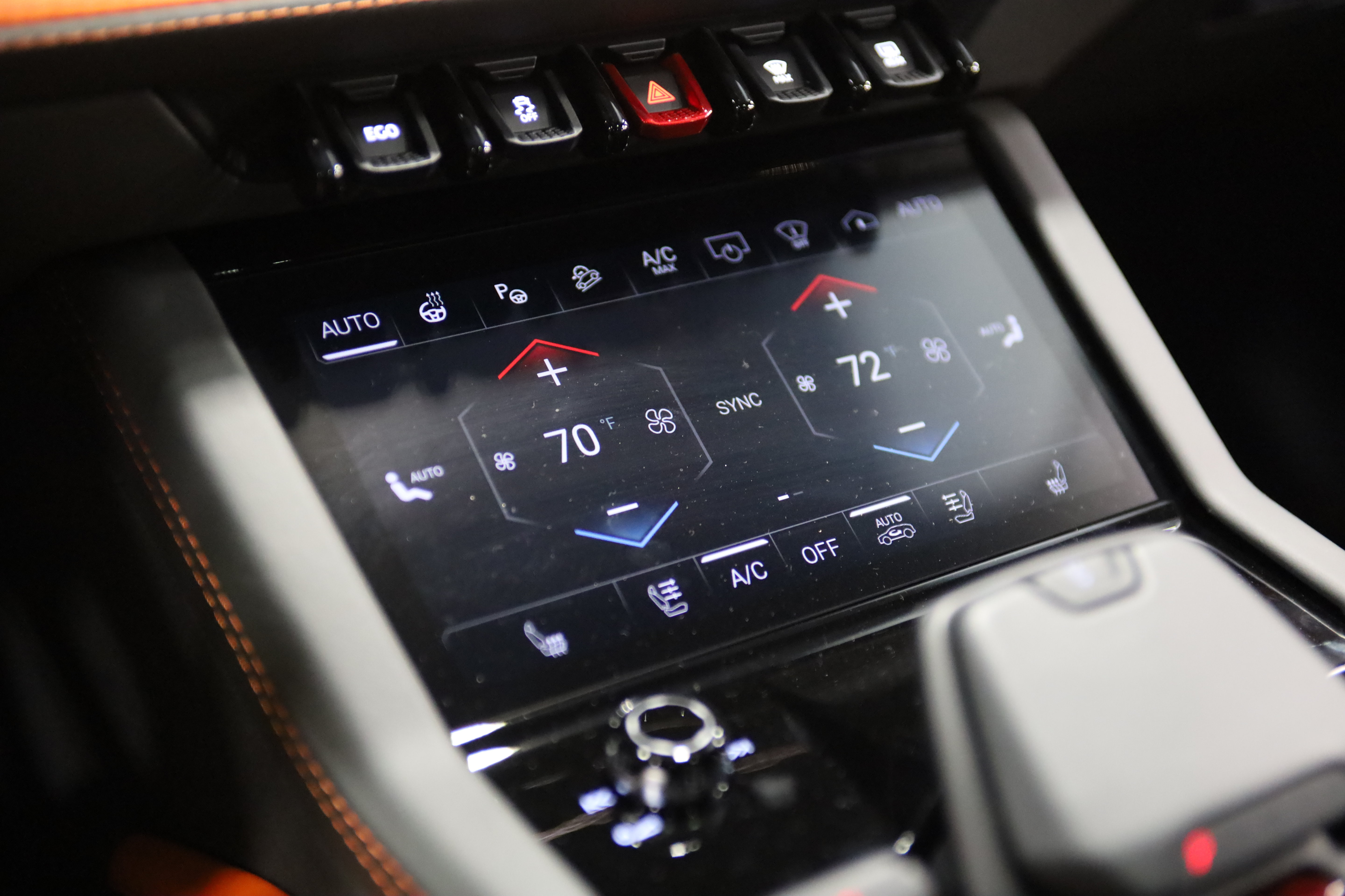 Used 2025 Lamborghini Urus SE AWD/4WD image 27