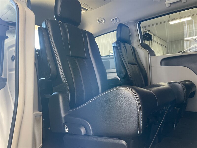 Used 2015 Chrysler Town & Country Touring-L w/ Driver Convenience Group FWD image 18