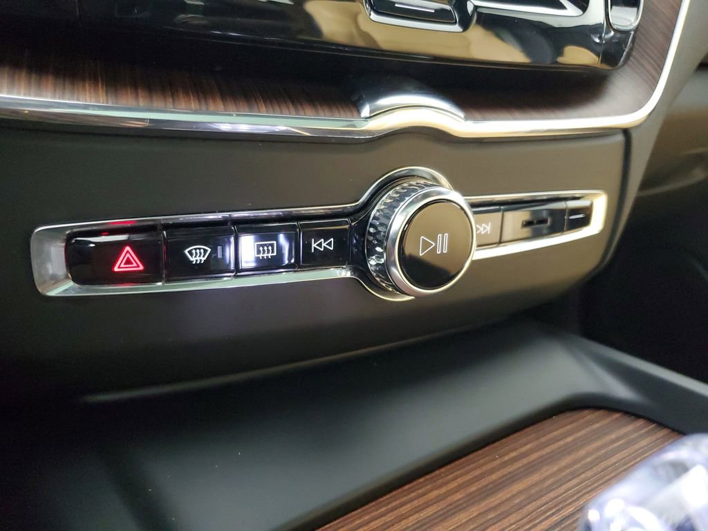 Used 2024 Volvo XC60 B5 Ultimate w/ Protection Package Premier image 32