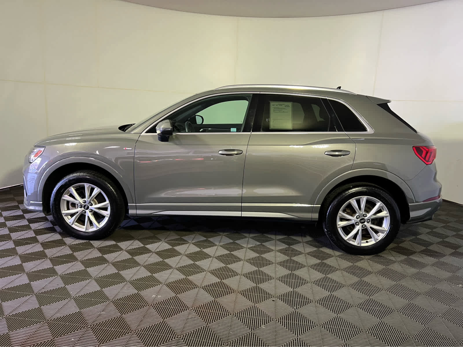 Used 2023 Audi Q3 2.0T Premium Plus w/ Premium Plus Package AWD/4WD image 4