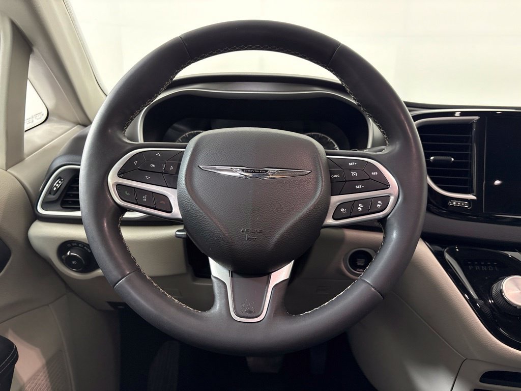 Used 2022 Chrysler Pacifica Touring-L FWD image 21
