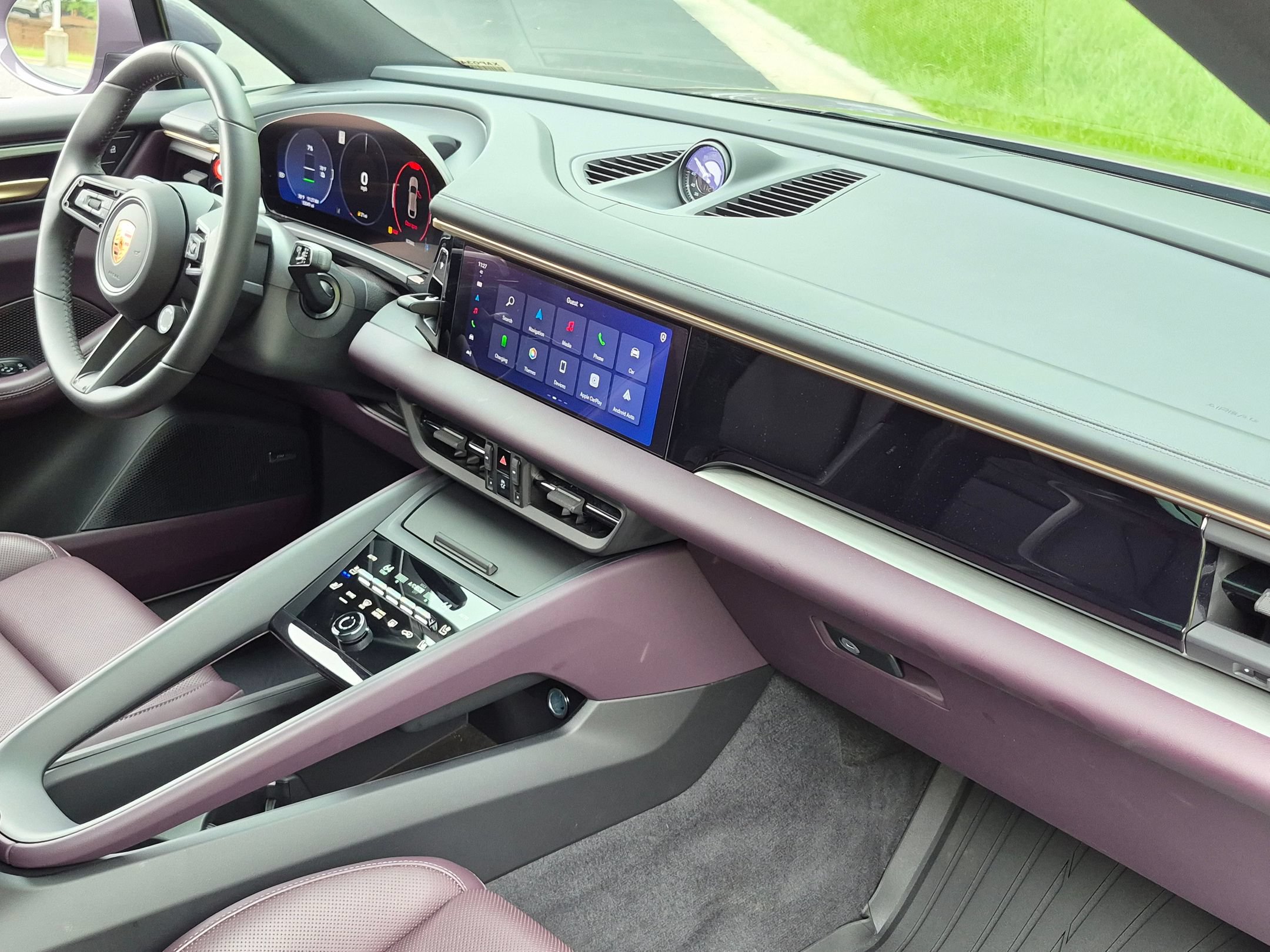 Certified 2025 Porsche Macan 4 Electric AWD/4WD image 29