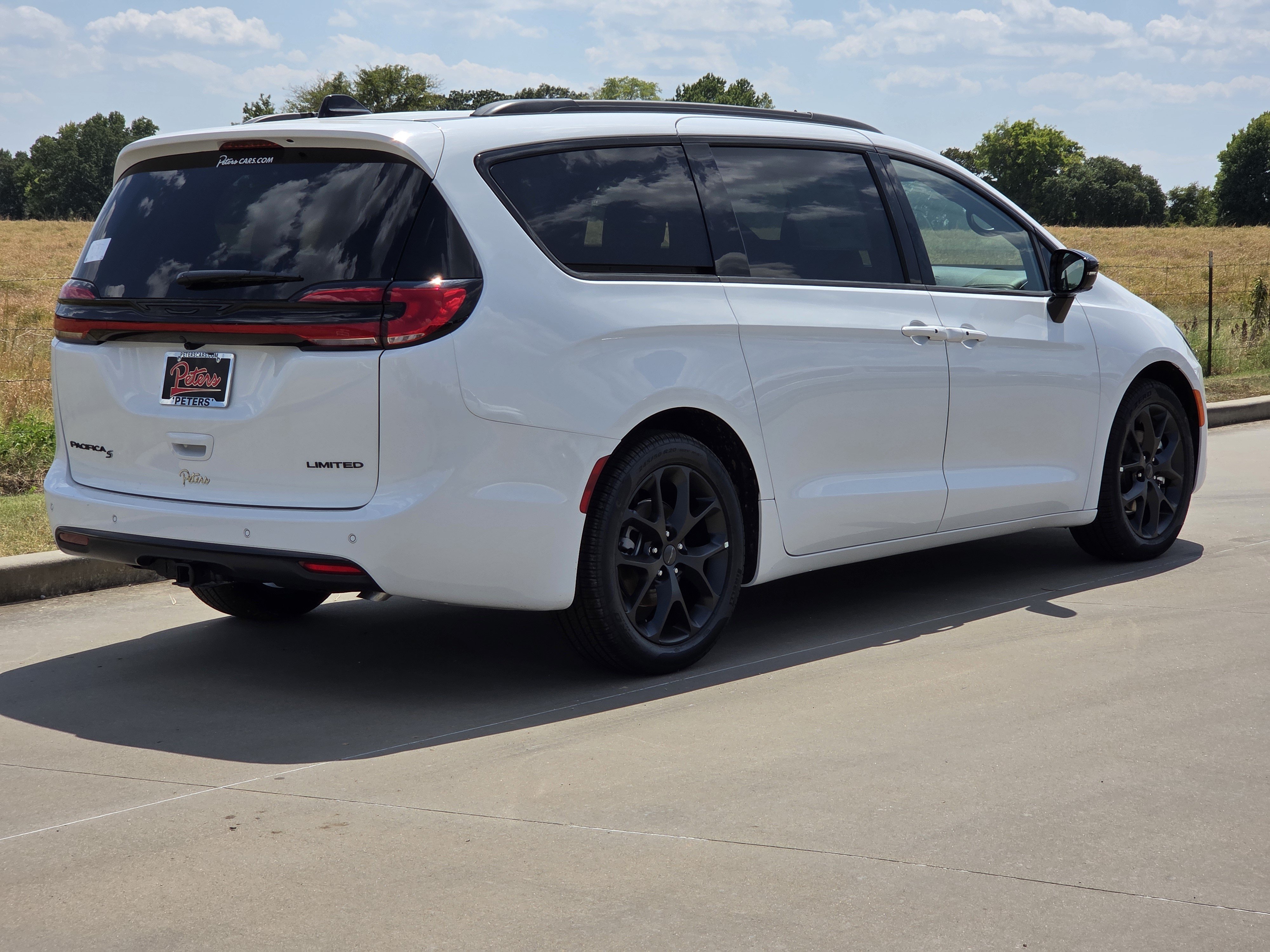 New 2027 Chrysler Pacifica Limited w/ Trailer Tow Group FWD image 3