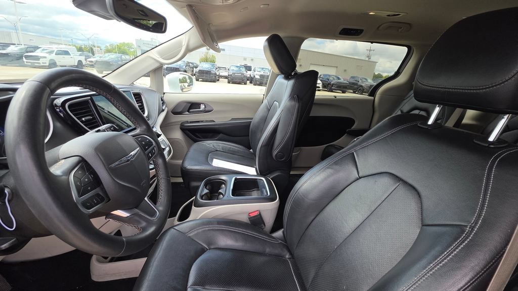 Used 2022 Chrysler Pacifica Touring-L w/ Uconnect Theater Family Group FWD image 11