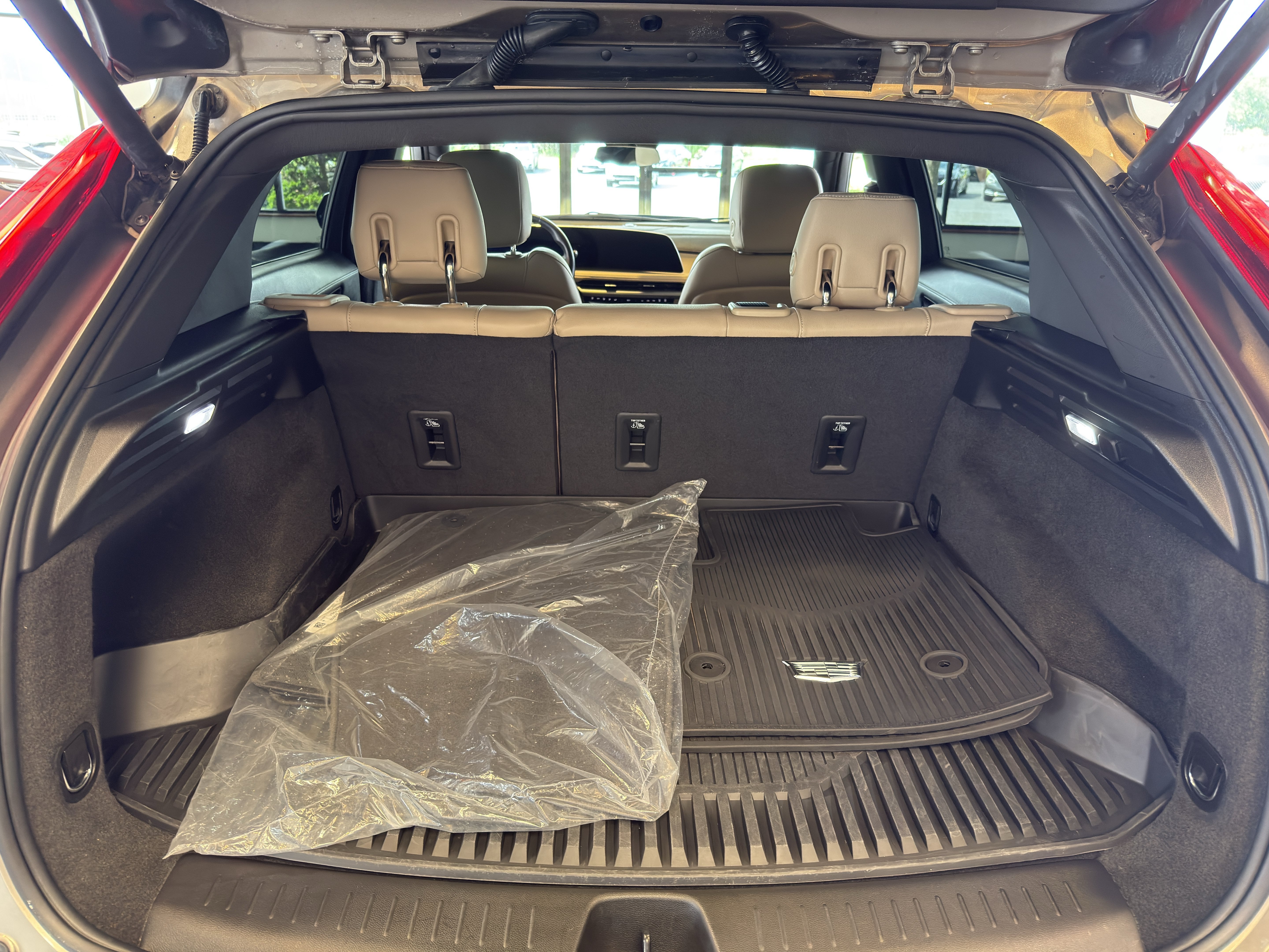 Certified 2024 Cadillac XT4 Luxury w/ Cold Weather Package AWD/4WD image 5