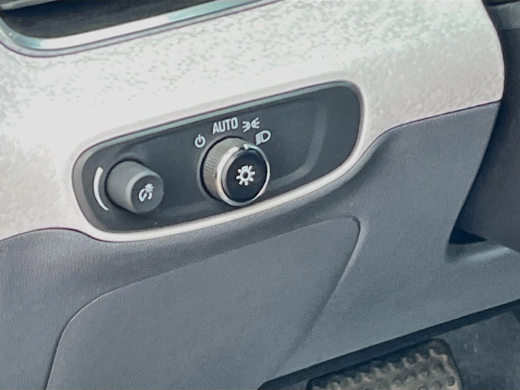Used 2018 Chevrolet Bolt Premier w/ Driver Confidence II Package FWD image 10