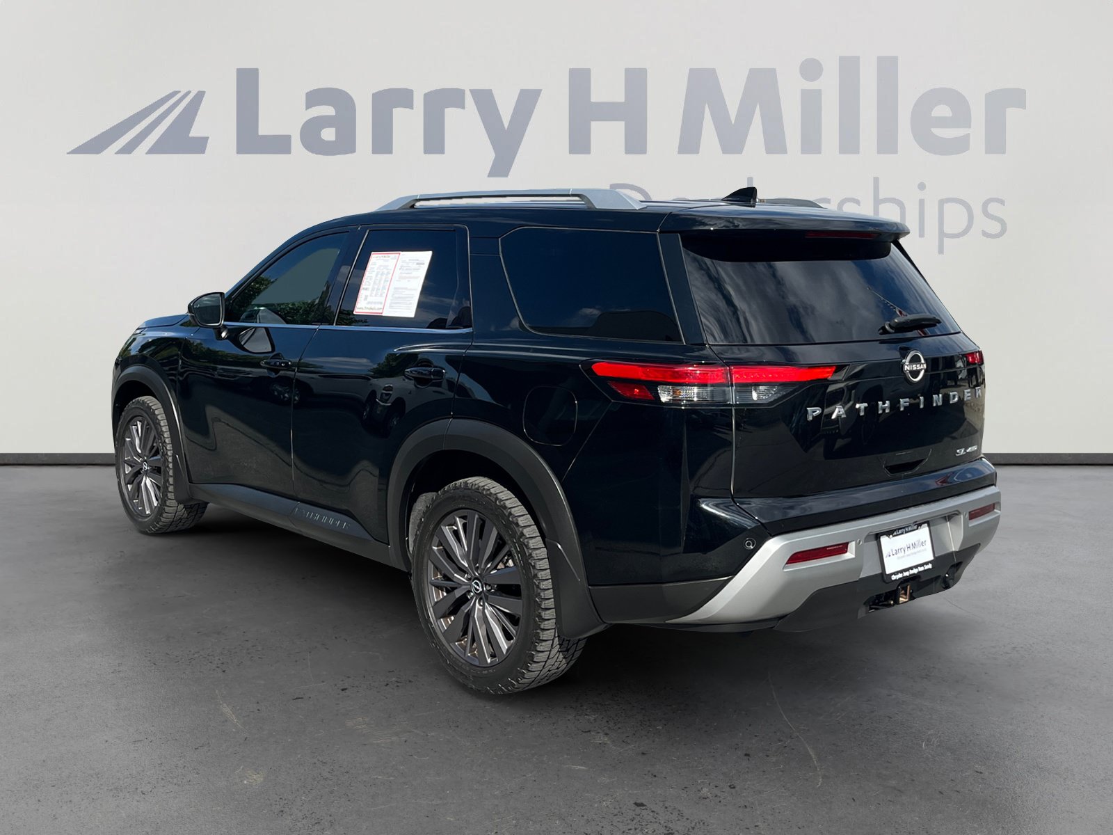 Used 2023 Nissan Pathfinder SL w/ SL Premium Package AWD/4WD image 3