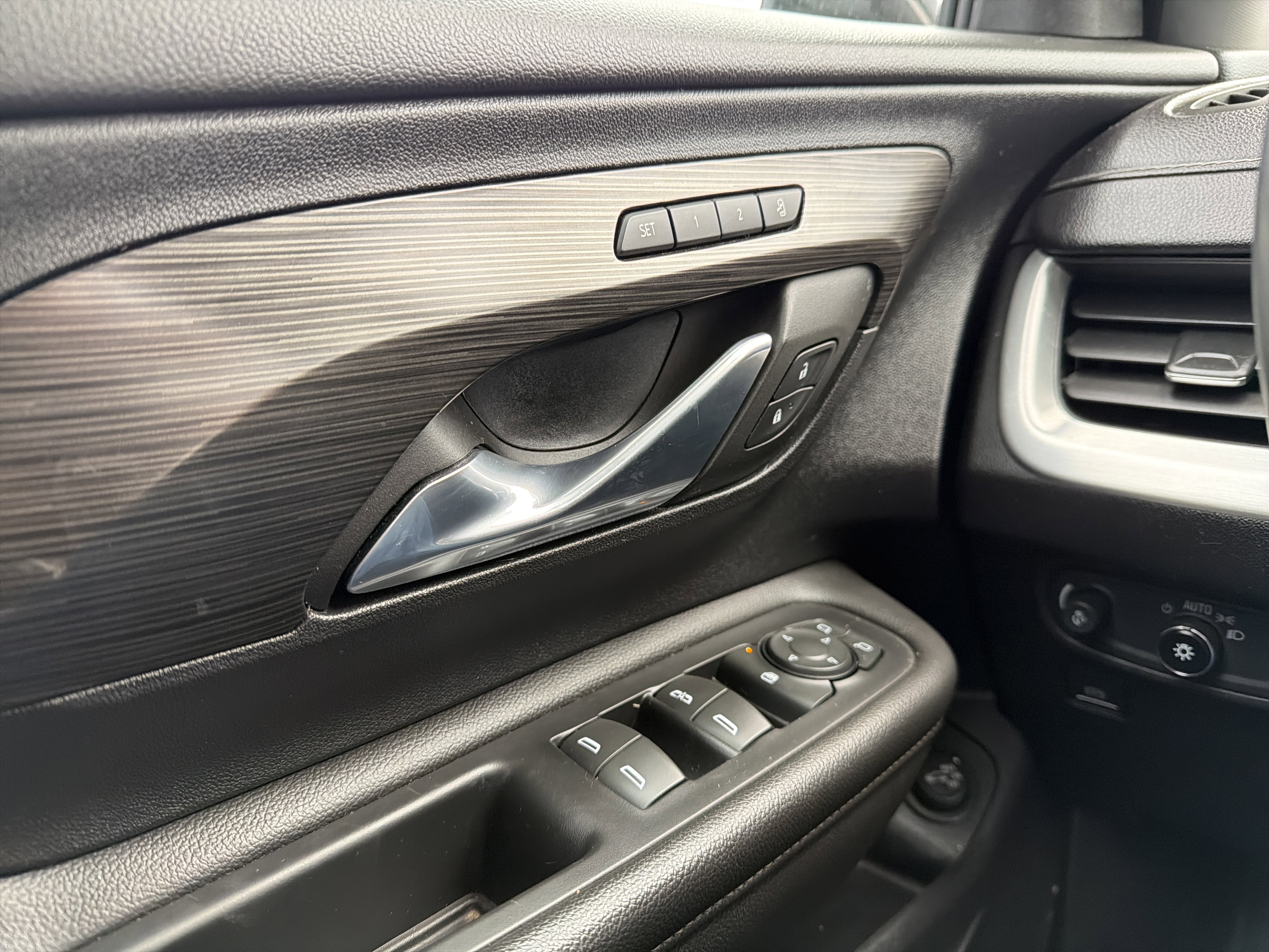 Certified 2023 GMC Terrain SLT image 24