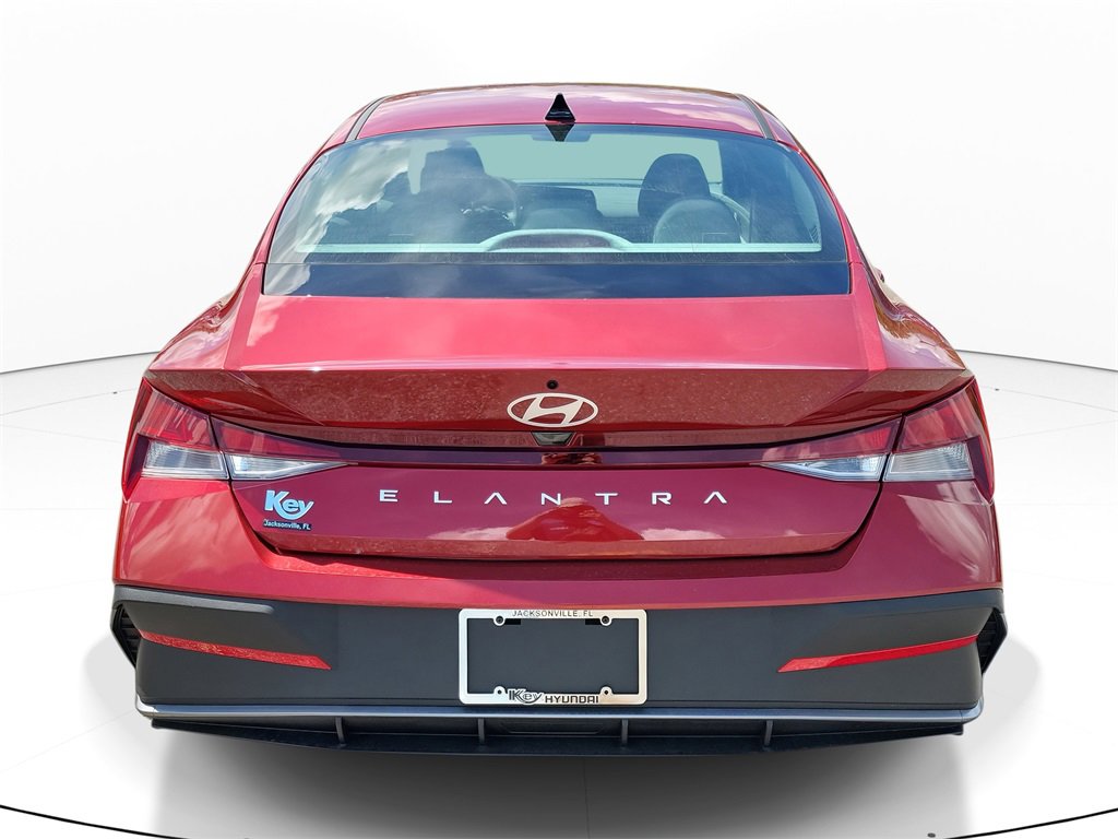 Used 2025 Hyundai Elantra SE image 5