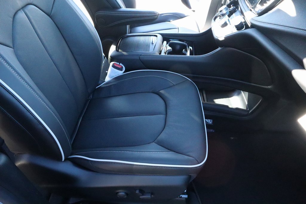 New 2026 Chrysler Pacifica Limited w/ Uconnect Theater Family Group image 16