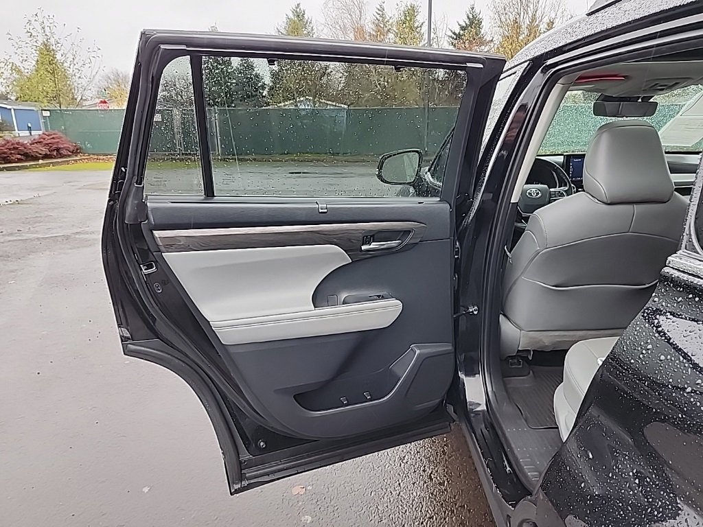 Used 2021 Toyota Highlander Platinum image 22