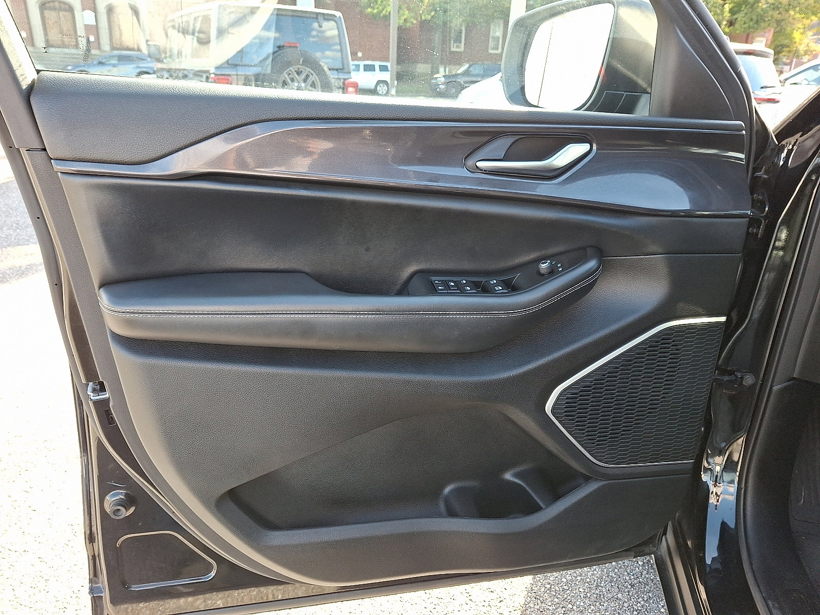 Used 2021 Jeep Grand Cherokee L Laredo w/ Luxury Tech Group I image 15