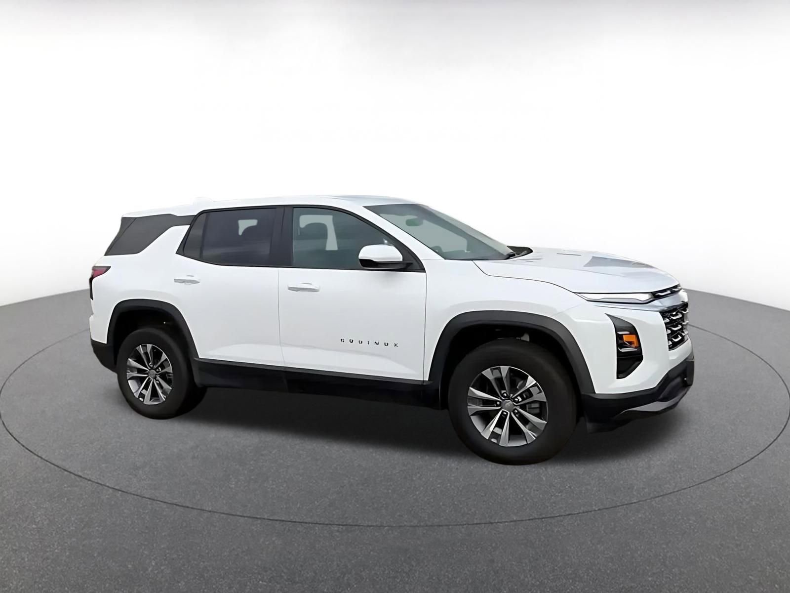 Used 2025 Chevrolet Equinox LT image 2