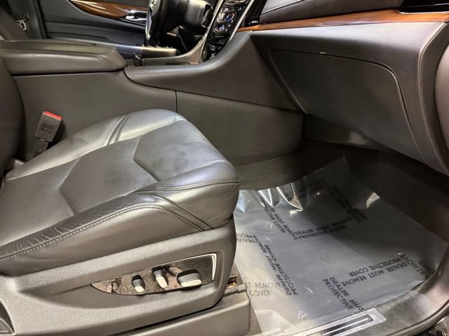 Used 2020 Cadillac Escalade Luxury w/ Escalade Sport Edition AWD/4WD image 20