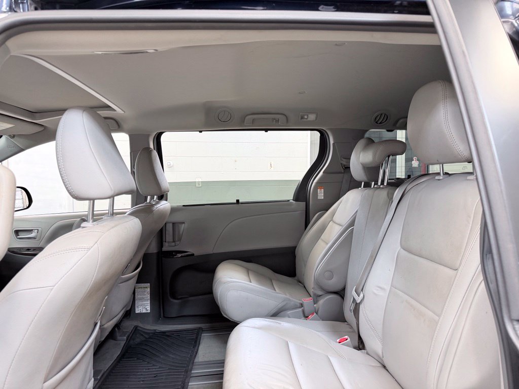 Used 2018 Toyota Sienna XLE w/ XLE Navigation Package FWD image 17