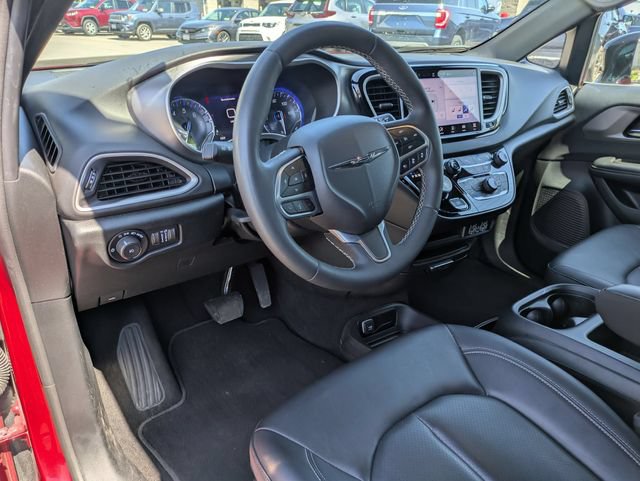 Used 2025 Chrysler Pacifica Select FWD image 8