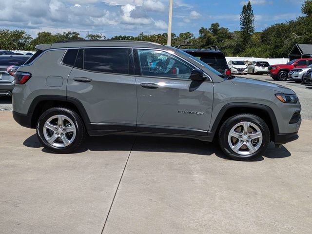 Used 2024 Jeep Compass Latitude w/ Altitude Special Edition AWD/4WD image 4