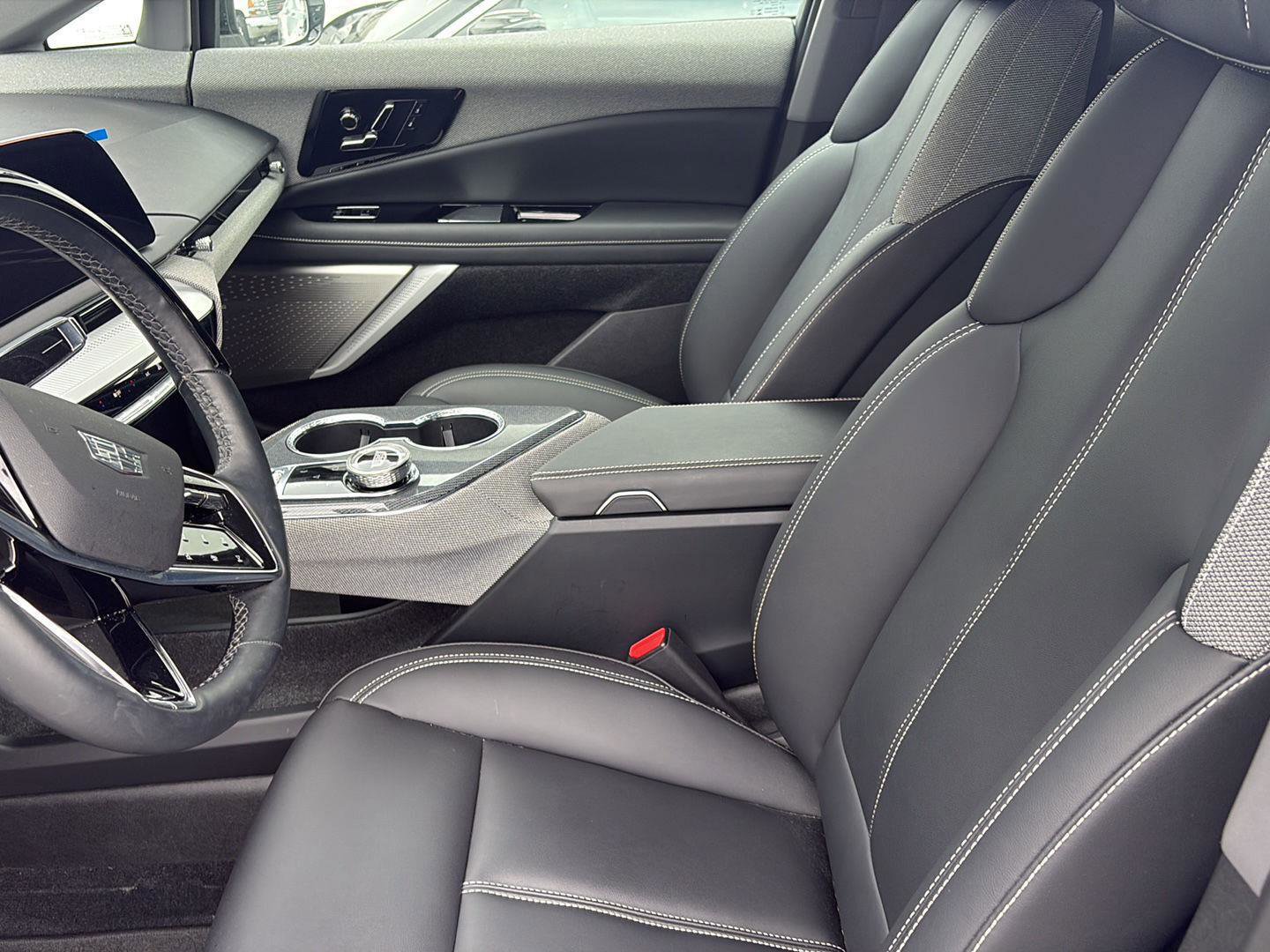 Used 2025 Cadillac Optiq Luxury 1 image 9