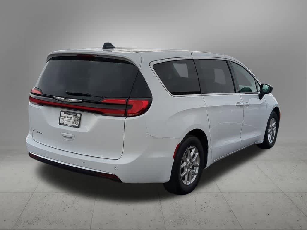 Used 2024 Chrysler Pacifica Touring-L FWD image 6