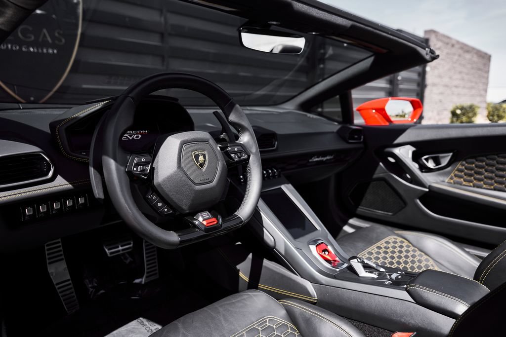 Used 2023 Lamborghini Huracan EVO RWD image 2
