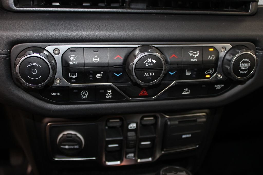 Used 2025 Jeep Wrangler Unlimited Sahara AWD/4WD image 44