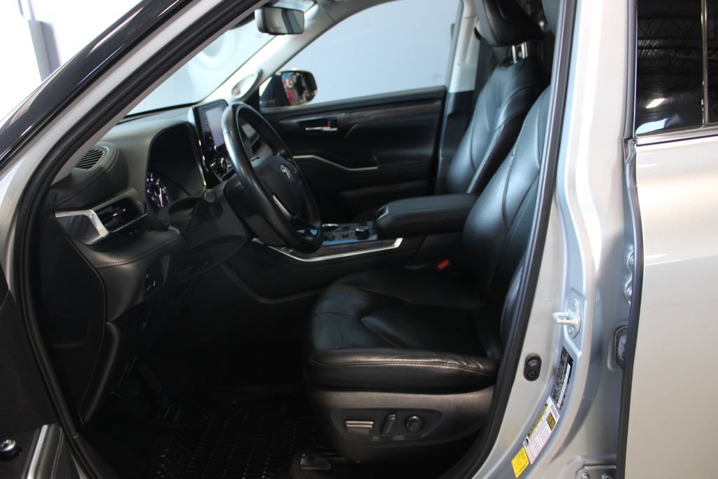 Used 2021 Toyota Highlander Limited AWD/4WD image 9