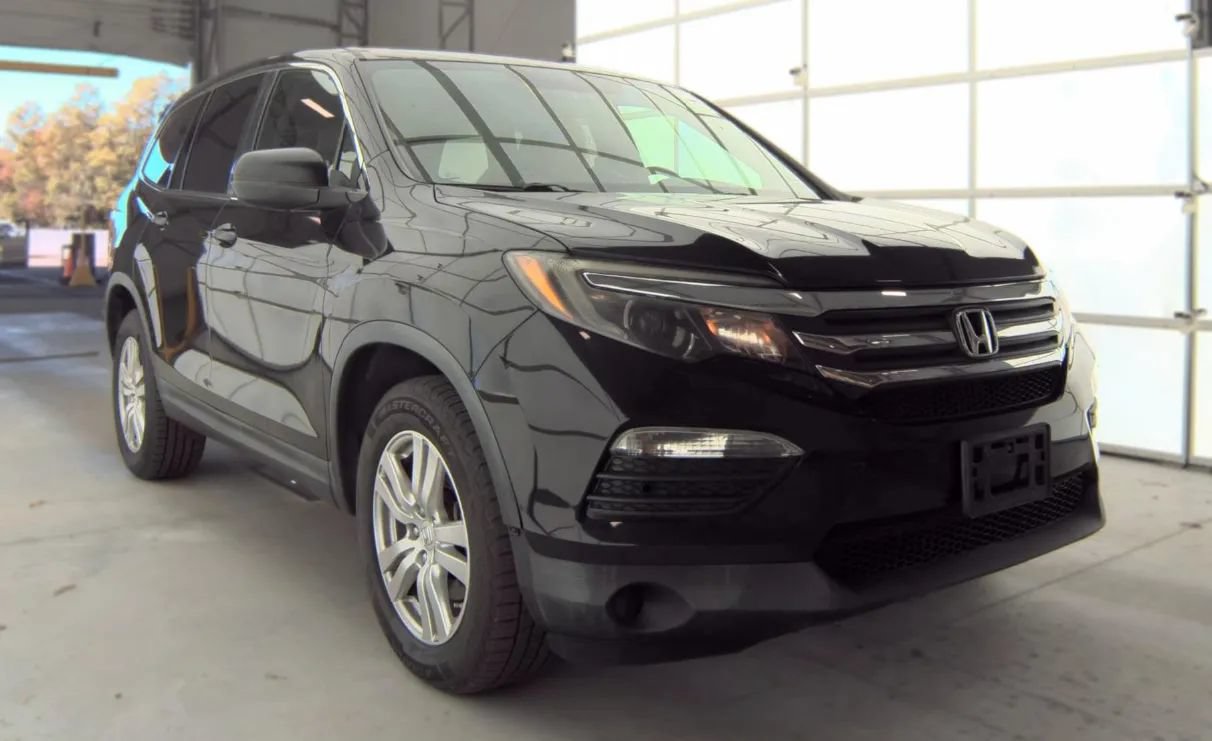Used 2017 Honda Pilot LX image 2