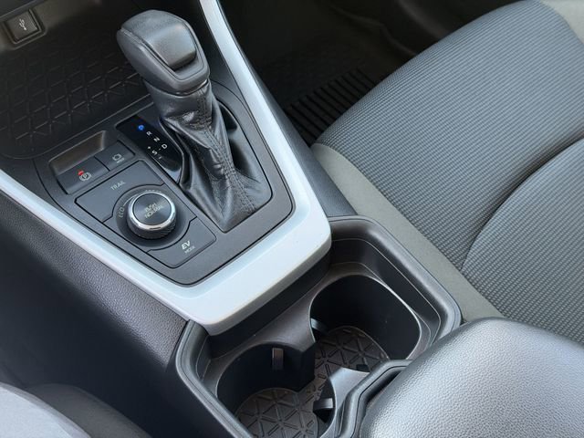 Used 2021 Toyota RAV4 LE AWD/4WD image 12