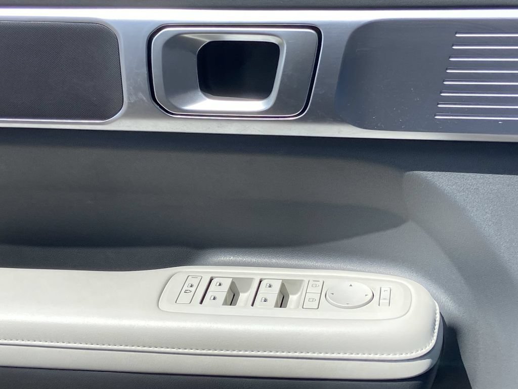 Used 2025 Hyundai Santa Fe SEL FWD image 18