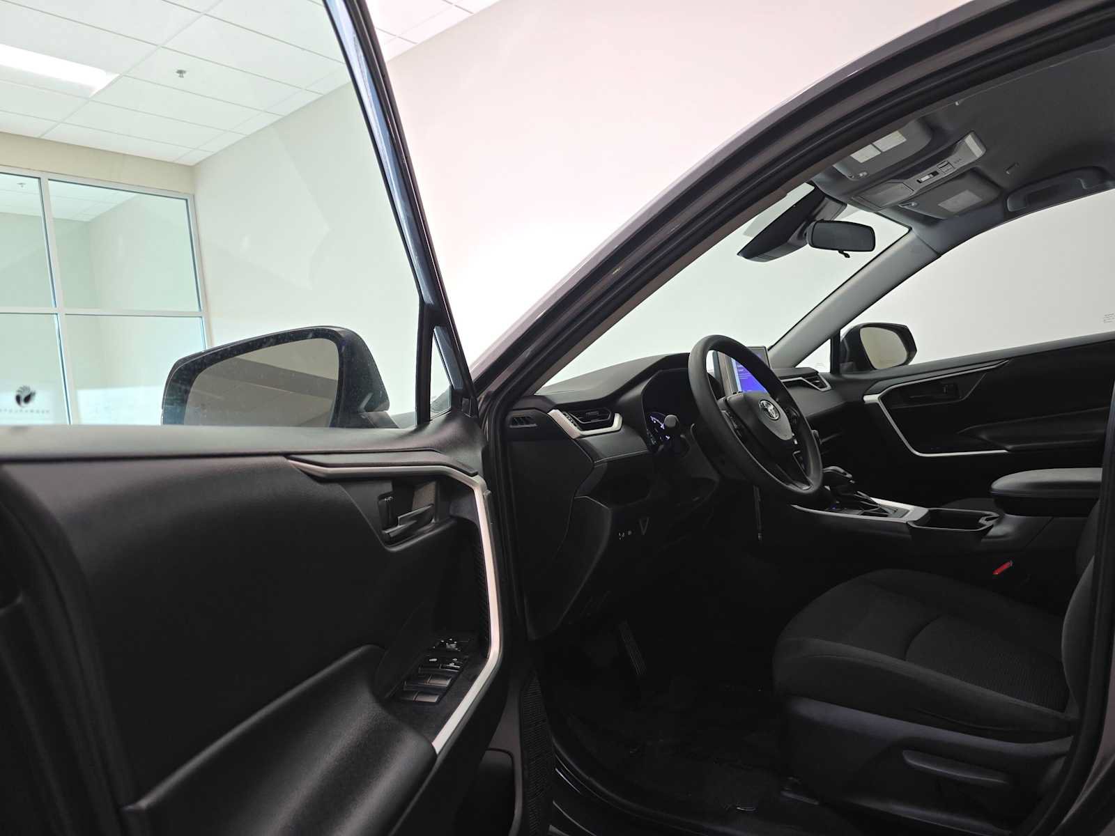 Used 2023 Toyota RAV4 LE AWD/4WD image 23
