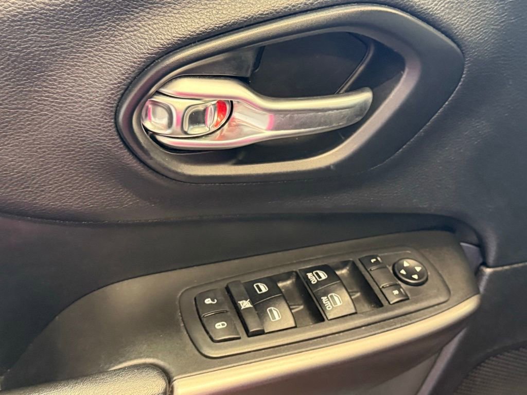 Used 2019 Jeep Cherokee Latitude Plus w/ Cold Weather Group image 19