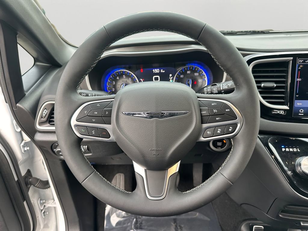 Used 2025 Chrysler Pacifica Select FWD image 12
