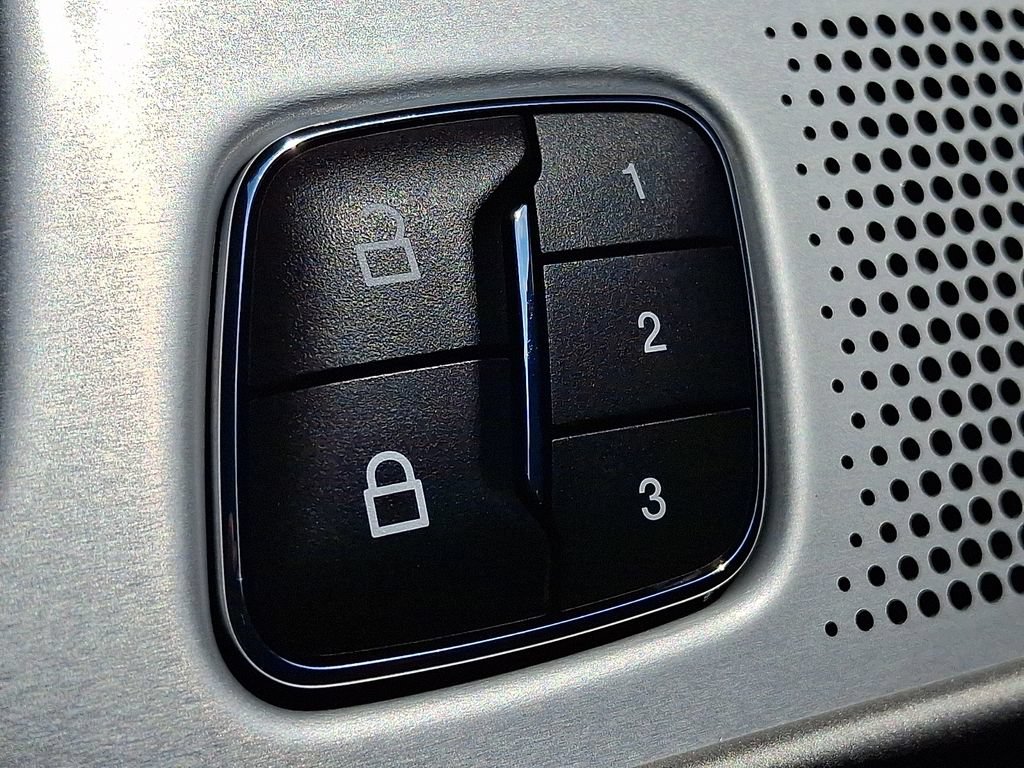 Used 2023 Ford Explorer Platinum w/ Technology Package AWD/4WD image 25