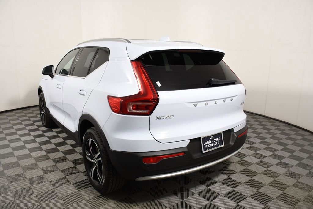 Used 2025 Volvo XC40 B5 Core image 4