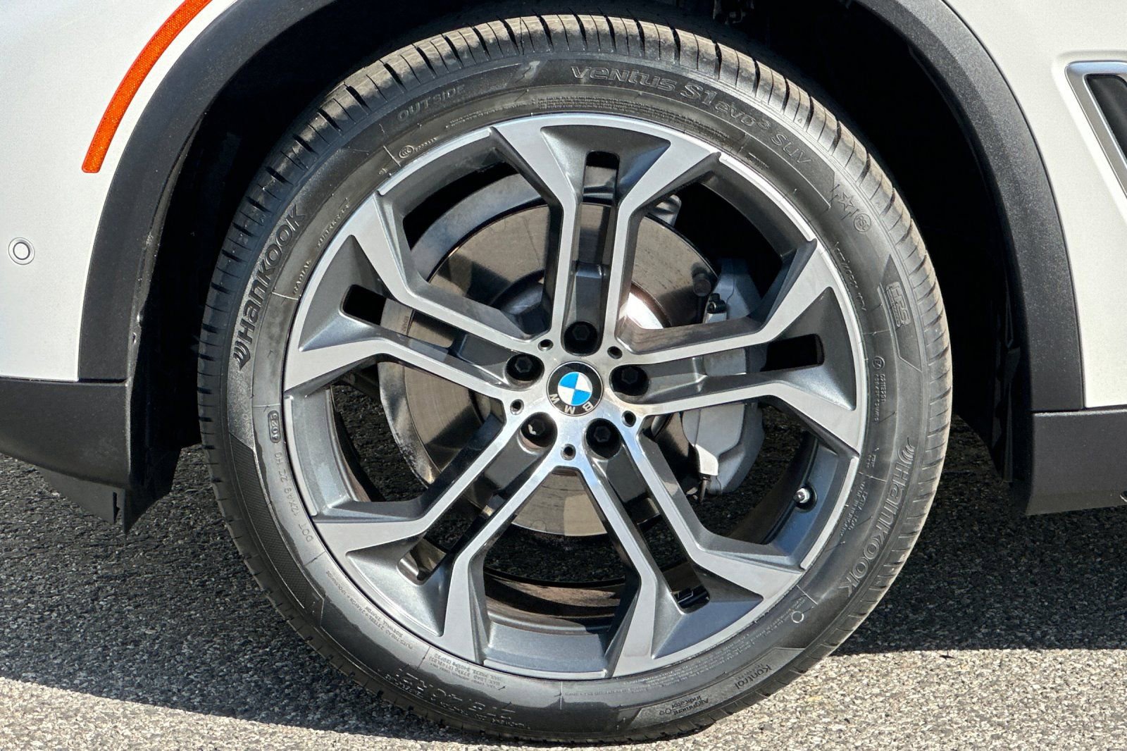 Used 2023 BMW X5 xDrive40i w/ Premium Package image 38