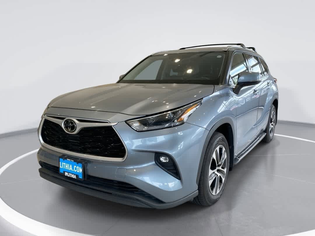 Certified 2021 Toyota Highlander XLE AWD/4WD image 1