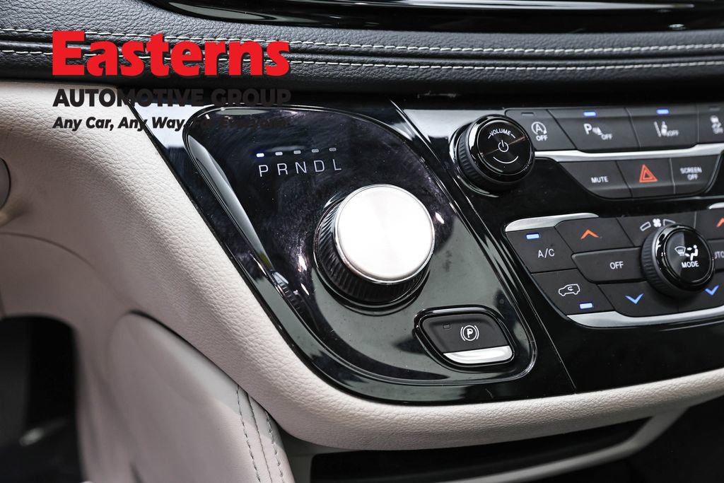 Used 2023 Chrysler Pacifica Limited FWD image 13
