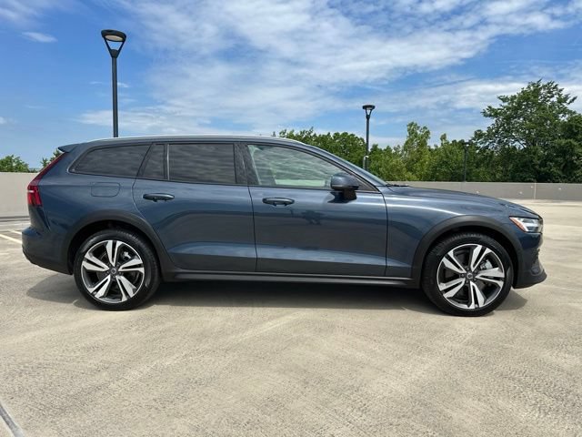 Certified 2025 Volvo V60 B5 Cross Country Plus AWD/4WD image 10