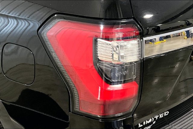 Used 2018 Ford Expedition Limited w/ Equipment Group 302A AWD/4WD image 23