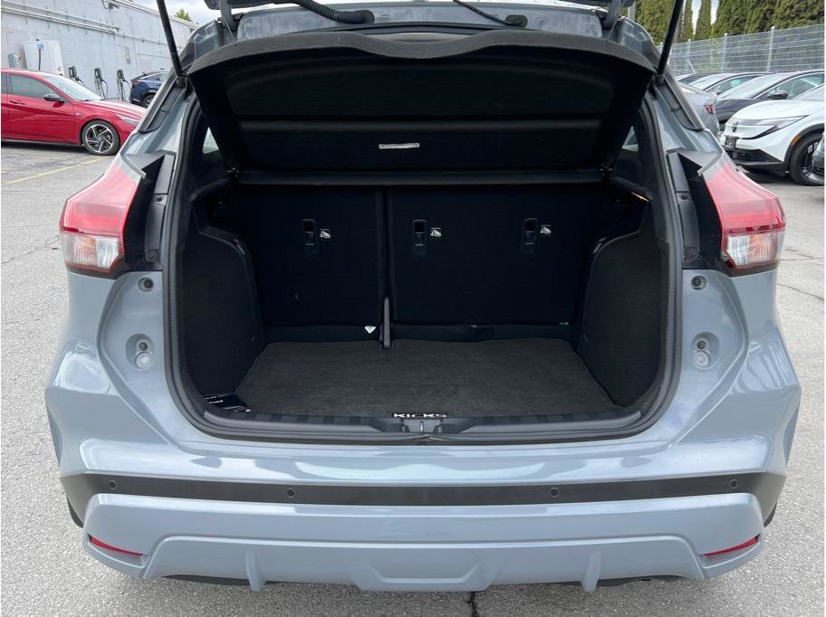 Used 2023 Nissan Kicks SR w/ SR Premium Package FWD image 5