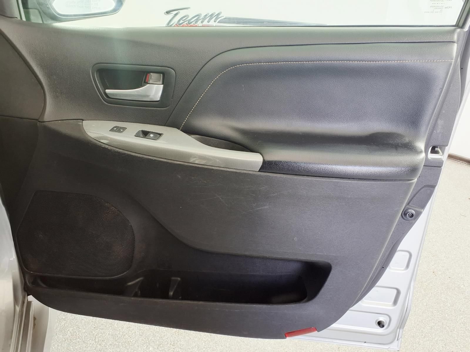 Used 2015 Toyota Sienna SE FWD image 7