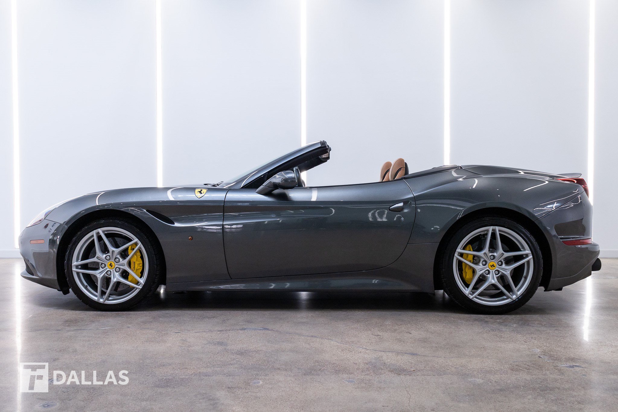 Used 2017 Ferrari California T RWD image 1