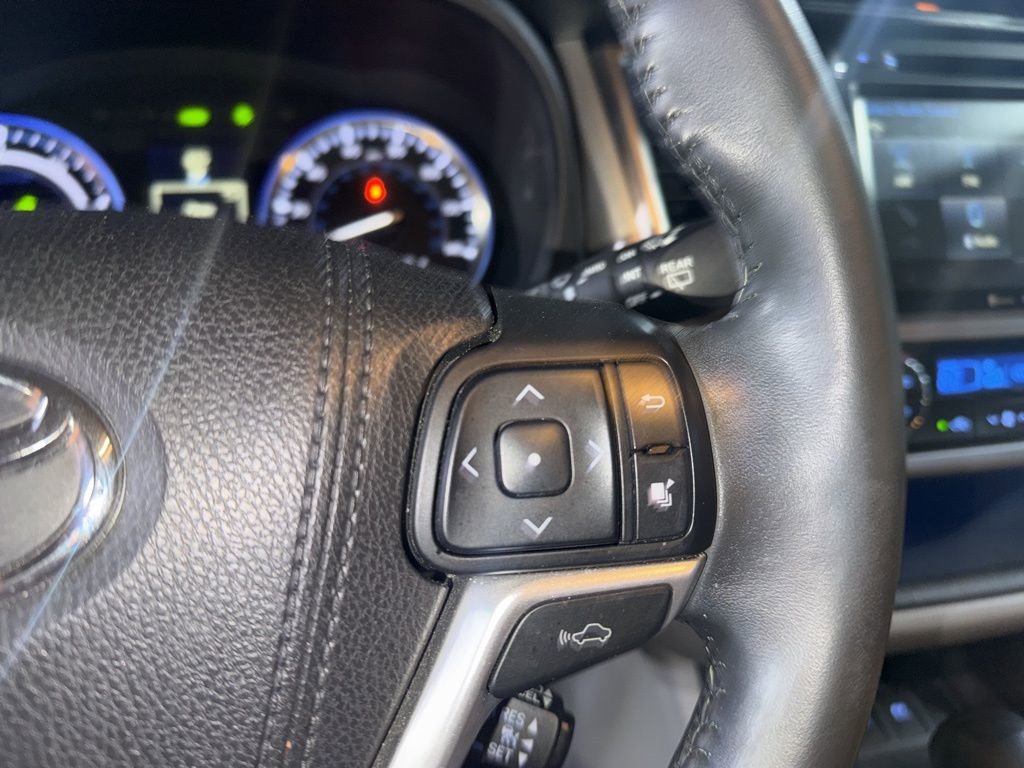 Used 2016 Toyota Highlander Limited w/ Driver Technology Package image 28