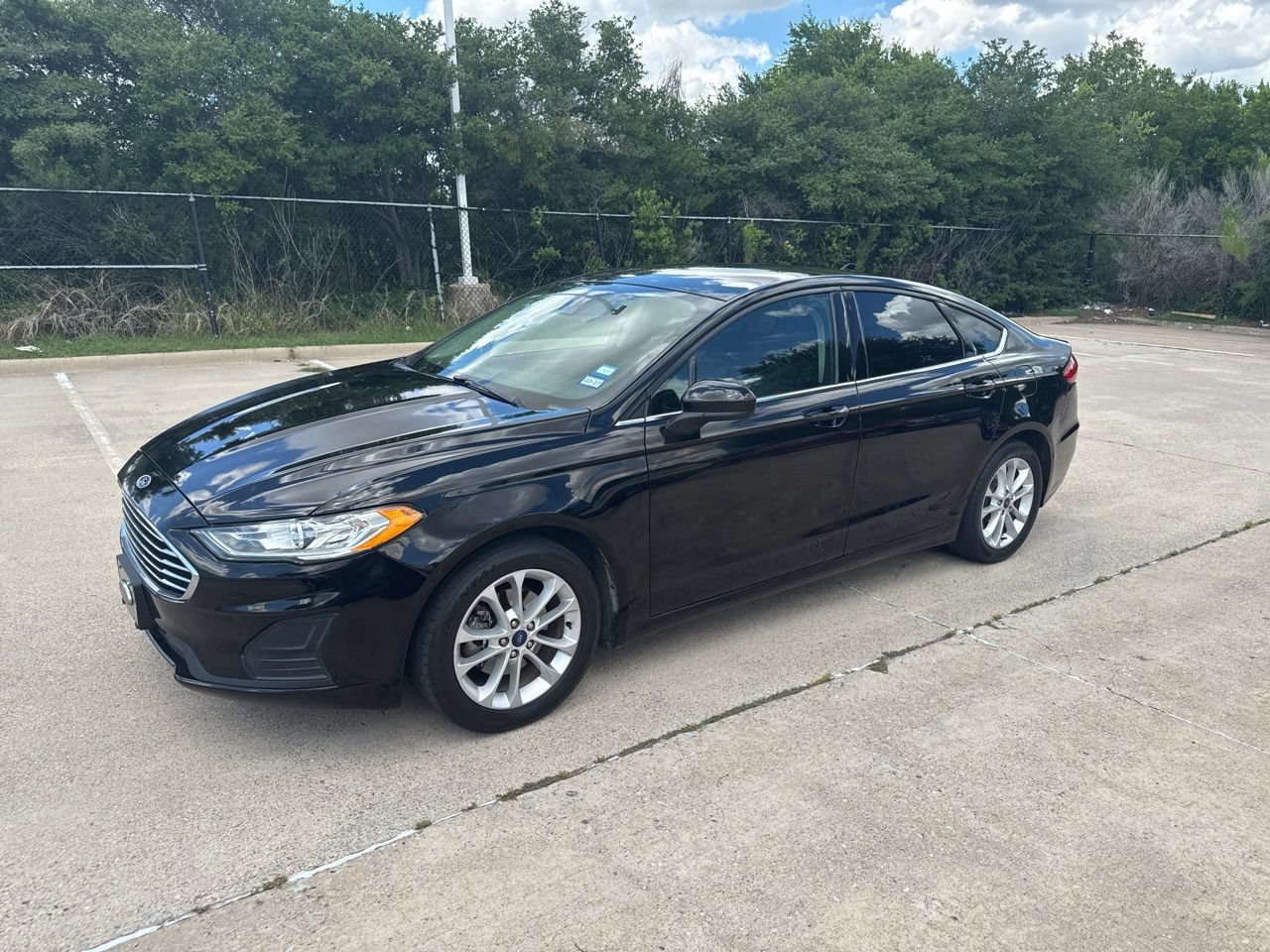 Used 2019 Ford Fusion SE FWD image 2