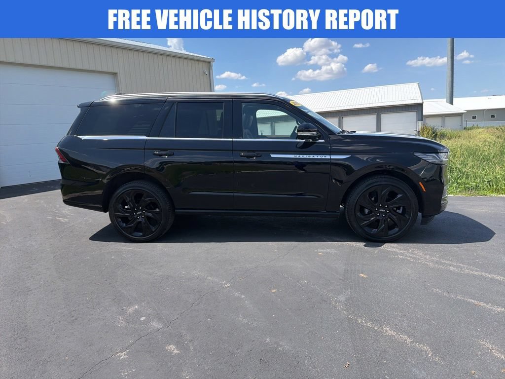 Used 2025 Lincoln Navigator Reserve AWD/4WD image 3